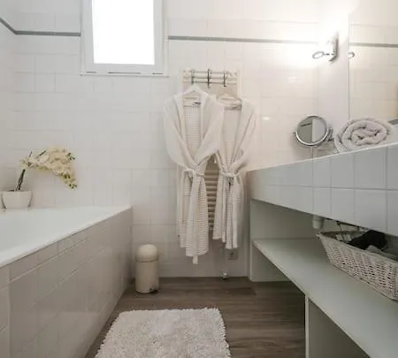 Apartment Readhostprofile! Luxury 5 Bedroom Villa, 2 Minutes From Monaco *