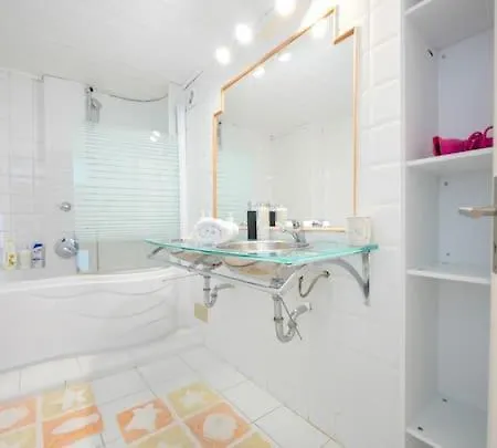Readhostprofile! Luxury 5 Bedroom Villa, 2 Minutes From Monaco *